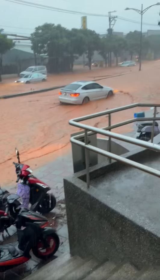 台中暴雨「紅河」淹半輪高　女騎士車掛路邊怨：怎麼上班啊（圖／翻攝自Facebook／爆廢公社）