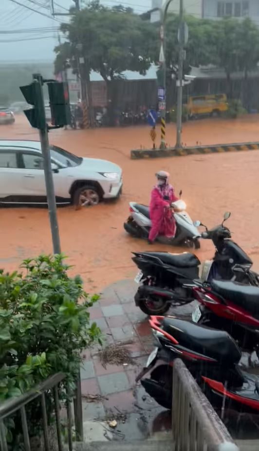 台中暴雨「紅河」淹半輪高　女騎士車掛路邊怨：怎麼上班啊（圖／翻攝自Facebook／爆廢公社）