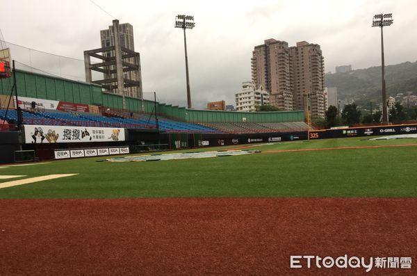 ▲天母球場下雨延賽。（圖／記者陳立勳攝）