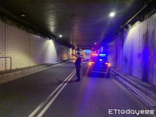 ▲高雄市中正地下道傳出積水20公分，目前封閉一車道             。（圖／記者吳奕靖翻攝）