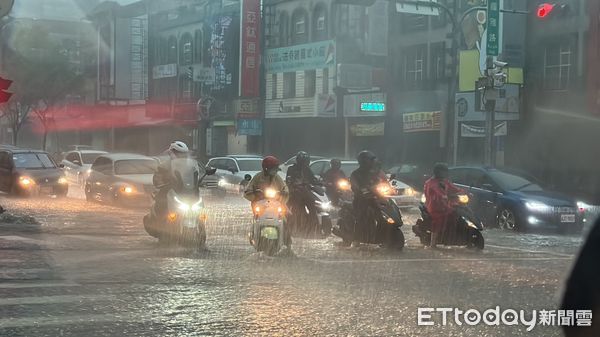 ▲梅花雨彈狂炸！台中東大路黃泥大水淹馬路。（圖／民眾提供）