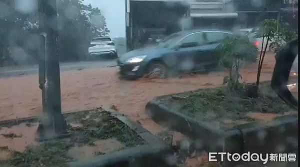 ▲梅花雨彈狂炸！台中東大路黃泥大水淹馬路。（圖／民眾提供）