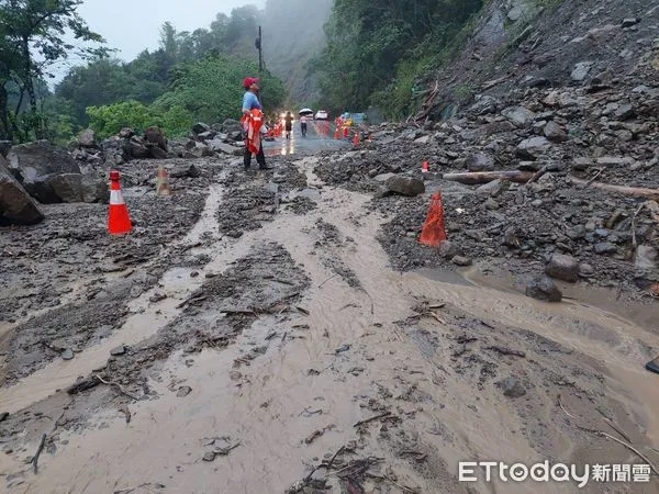 ▲▼     苗21線道路坍方        。（圖／記者蔡文淵翻攝）