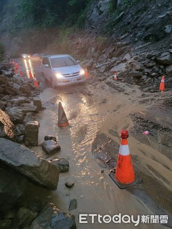 ▲▼     苗21線道路坍方        。（圖／記者蔡文淵翻攝）