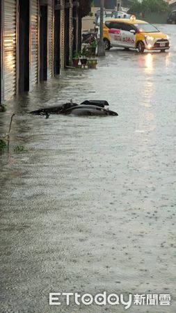 ▲▼暴雨侵襲中部而且雷雨交加，台中多處路樹倒塌淹水。（圖／民眾提供，下同）