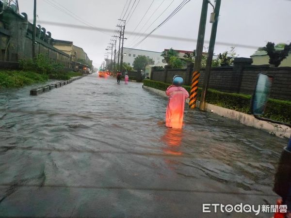 ▲▼暴雨侵襲中部而且雷雨交加，台中多處路樹倒塌淹水。（圖／民眾提供，下同）