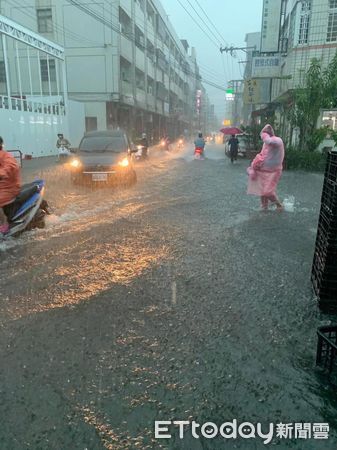 ▲▼暴雨侵襲中部而且雷雨交加，台中多處路樹倒塌淹水。（圖／民眾提供，下同）