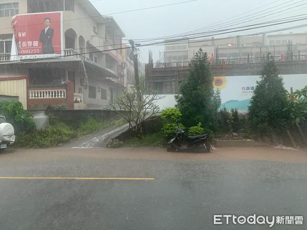 ▲▼暴雨侵襲中部而且雷雨交加，台中多處路樹倒塌淹水。（圖／民眾提供，下同）