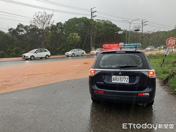 ▲▼暴雨侵襲中部而且雷雨交加，台中多處路樹倒塌淹水。（圖／民眾提供，下同）