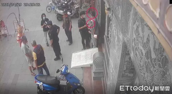 ▲58歲楊男及42歲陳姓女子，2人侵入台南安平開台天后宮，將廟內之功德箱整座扛走，遭廟方志工及現場民眾合力制伏，交市警四分局逮捕法辦。（圖／記者林悅翻攝，下同）