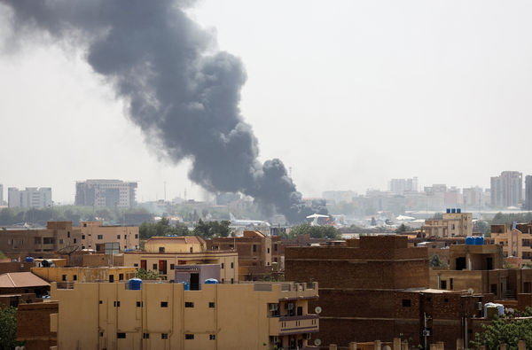 ▲▼蘇丹首都喀土穆國際機場（Khartoum International Airport）4月17日被拍到，內部有飛機起火燃燒，冒出濃煙。（圖／路透）