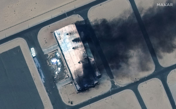 ▲▼蘇丹北部城市麥洛維（Merowe）空軍基地一棟建築被砲轟竄黑煙。（圖／路透）
