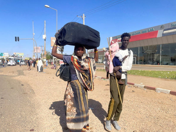 ▲▼蘇丹首都喀土穆（Khartoum）居民為躲避戰火，前往車站準備撤離至其他城市。（圖／路透）