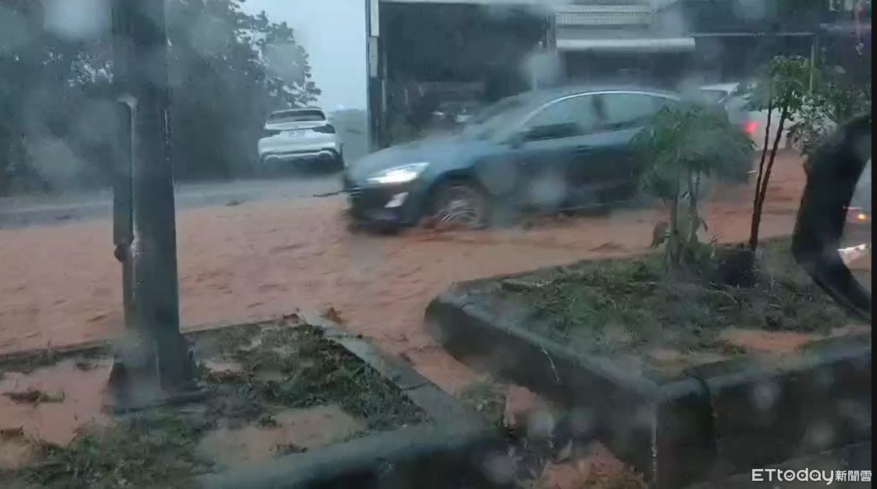 快訊／台中豪雨「馬路變紅河」景象曝！　民眾涉險硬闖 | ETtoday地方新聞 | ETtoday新聞雲