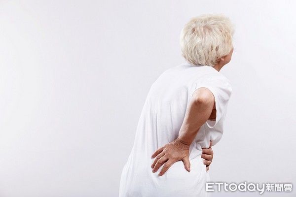 ▲8旬婦人突發下背痛，竟是罕見的腰髂肌膿瘍導致。（圖／達志／示意圖）