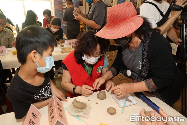 ▲「陶然走筆－陶與文學主題展」將展至7月30日。（圖／南投縣政府提供）