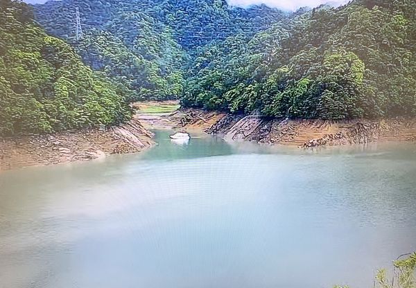 ▲這波鋒面為石門水庫集水區帶來逾50毫米雨量，圖為水庫區即時影像。（圖／翻攝自石門水庫即時影像）