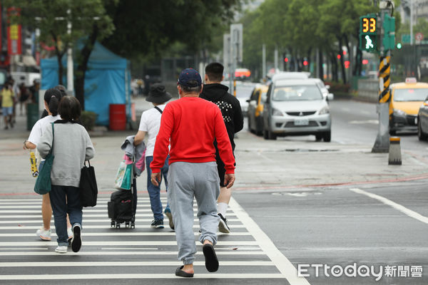 ▲▼路口安全,行人路權,汽機車不停讓行人,交通安全,行人,路人,行人穿越道,交通違規,過馬路,斑馬線,交通執法,行人地獄,禮讓行人。（圖／記者李毓康攝）