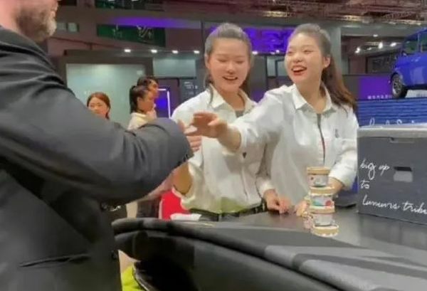 ▲▼上海車展「冰淇淋只送外國人」　網怒爆料：中國人去就說發完了。（圖／翻攝微博）