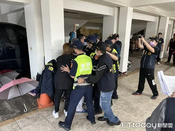 ▲▼大甲媽明晚起駕，烏日警方模擬預防搶轎衝突，大甲警方則設置6處為民服務站。（圖／民眾提供，下同）