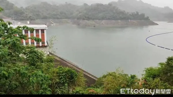 ▲▼鋒面帶來大豪雨，鯉魚潭水庫單日進帳300萬噸，水位回升超過1公尺。（圖／記者蔡文淵翻攝）