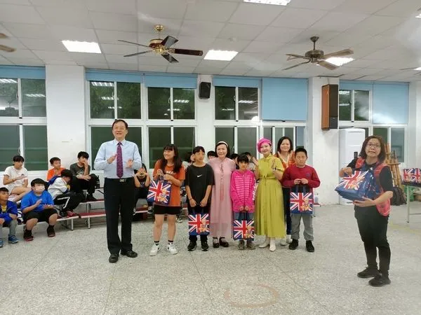 ▲橙長企業有限公司董事長許盈嫻女士捐贈泰迪熊給孩子。（圖／世華會新竹創會長黃畹提供）