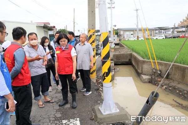 ▲鋒面影響，張麗善今日午間前往東勢鄉程海村視察當地積淹水情形。（圖／記者蔡佩旻翻攝）