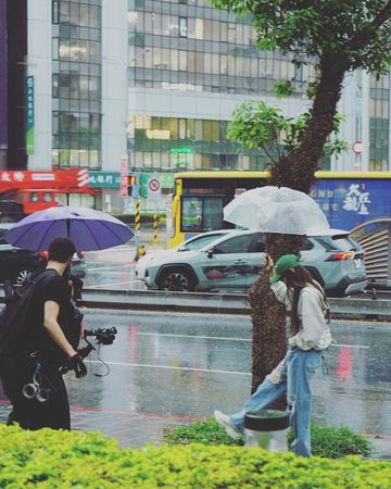 ▲謝金燕在雨中拍攝，玩得不亦樂乎。（圖／翻攝自Instagram／jeanniehsieh___bbb）