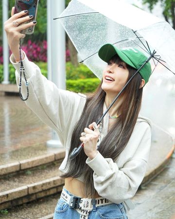 ▲謝金燕在雨中拍攝，玩得不亦樂乎。（圖／翻攝自Instagram／jeanniehsieh___bbb）