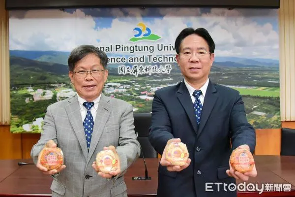 ▲屏科大張金龍校長(右)屏科大王裕民教授(左)共同推薦7-11低碳植米飯糰             。（圖／記者陳崑福翻攝，下同）