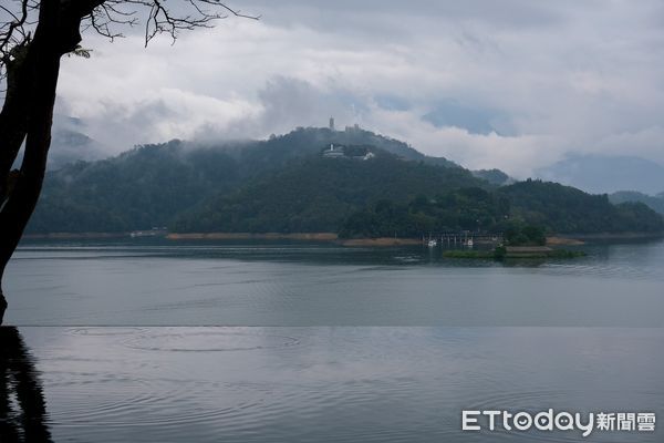 ▲鋒面為日月潭區帶來大雨，重現昔日湖光山色美景。（圖／民眾提供）