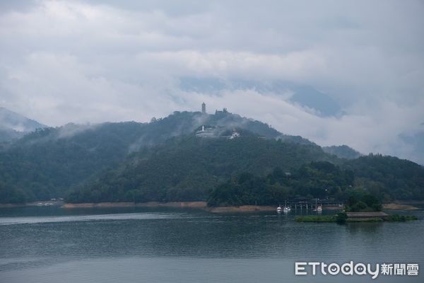 ▲鋒面為日月潭區帶來大雨，重現昔日湖光山色美景。（圖／民眾提供）