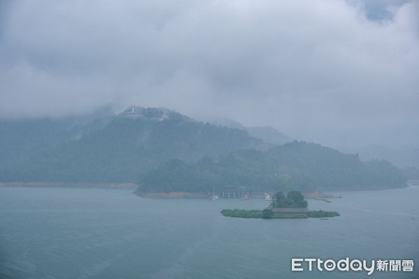 ▲鋒面為日月潭區帶來大雨，重現昔日湖光山色美景。（圖／民眾提供）