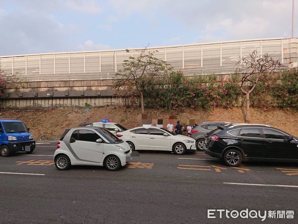 ▲男子當街成球棒隊員，碰巧遇上經過員警，立馬被抓             。（圖／記者吳奕靖翻攝）