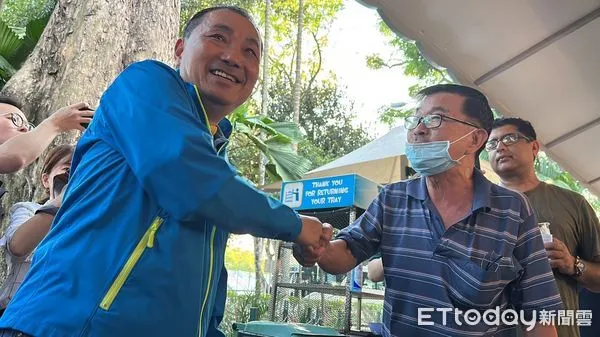 ▲▼    新北市長侯友宜今（20）日下午參觀新加坡紐頓熟食中心  。（圖／記者崔至雲攝）