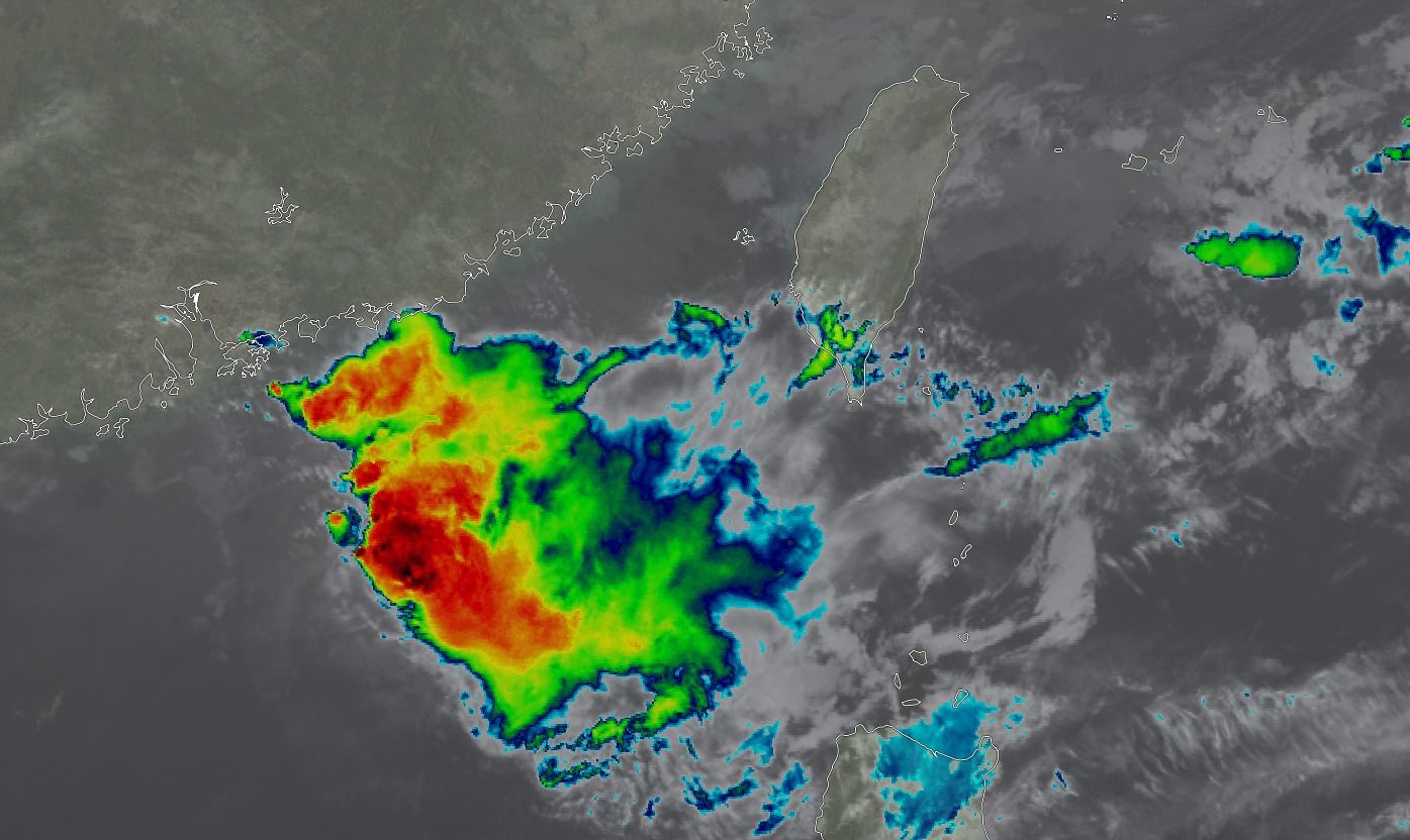 ▲▼東沙島附近強烈雲雨帶存活了快一天，間接消耗西南風帶來水氣，導致南部降雨不如預期 。（圖／台灣颱風論壇｜天氣特急）