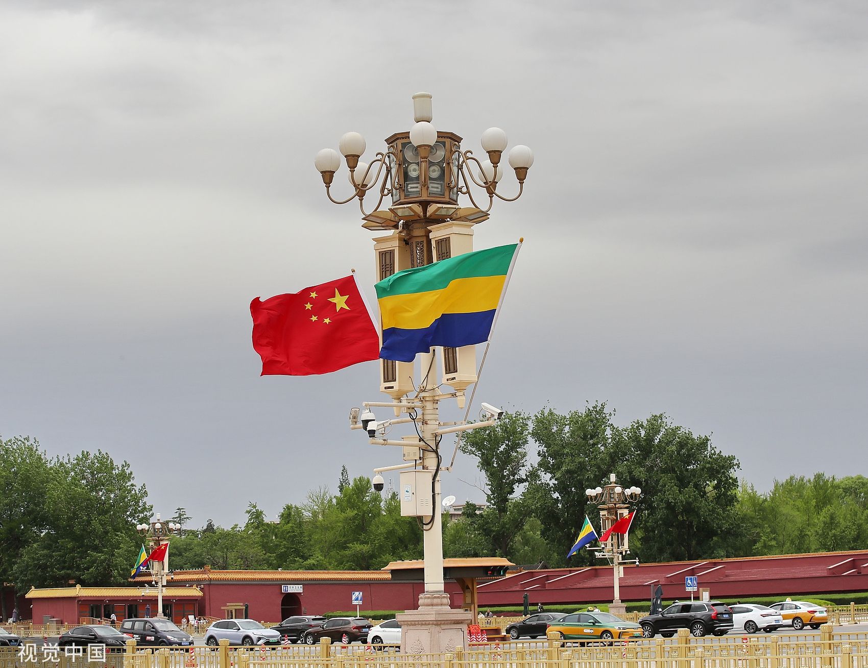 ▲北京天安門廣場周邊掛起中加兩國國旗。（圖／CFP）