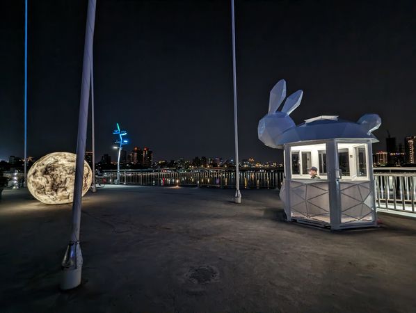 ▲月兔造型保全崗哨矗立在新月橋天空步道一側。（圖／高灘處提供）