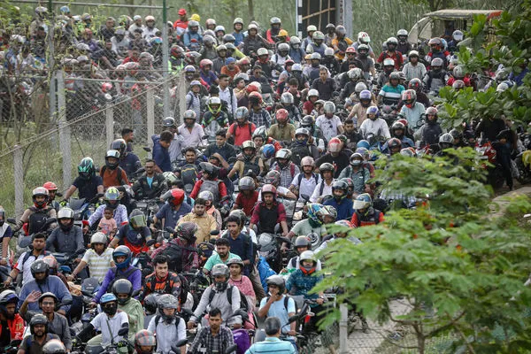 ▲▼孟加拉迎接開齋節，路上湧返鄉潮。（圖／路透）