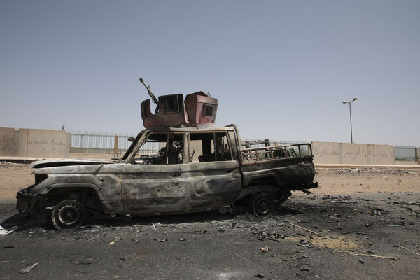 ▲▼蘇丹爆發內戰，20日首都喀土穆南部出現一輛損壞的軍用車輛。（圖／達志影像／美聯社）