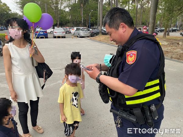 ▲屏東警分局建國派出所警員蔡顏名、柯政宏幫陳童找到母親             。（圖／記者陳崑福翻攝，下同）