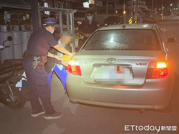 ▲老翁汽車沒油拋錨，警員協助購油。（圖／記者楊漢聲翻攝）