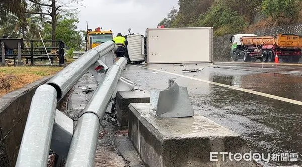 ▲貨車撞擊護欄後翻覆。（圖／記者楊漢聲翻攝）