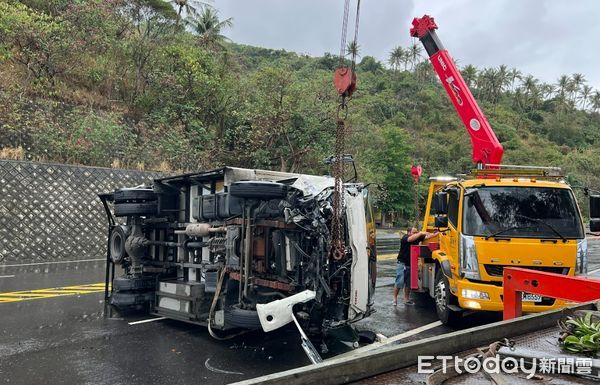 ▲貨車撞擊護欄後翻覆。（圖／記者楊漢聲翻攝）