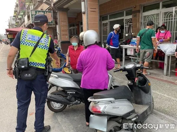 ▲中山路派出所警員張金豐、李珮綺即時幫陳婦找回機車             。（圖／記者陳崑福翻攝）