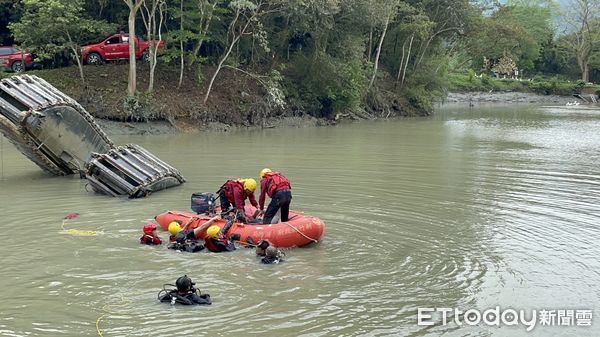 ▲北埔綠世界清淤怪手工人翻覆湖中　目擊者：掙扎浮出水面又下沉。（圖／記者陳凱力翻攝）