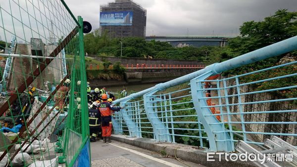 ▲▼ 觀音坑溪橋斷裂，4工人遭壓傷          。（圖／記者戴上容翻攝）