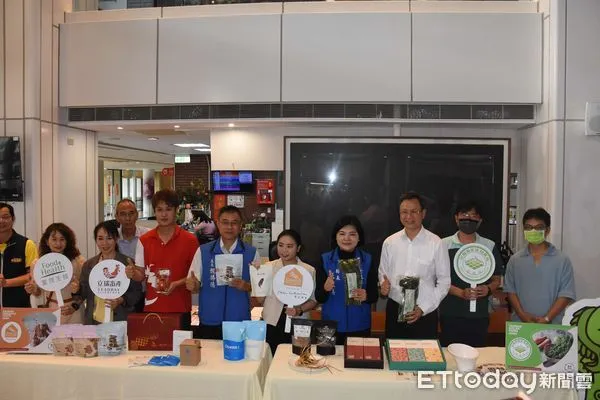 ▲雲林縣政府跟雲林良品團隊除27日參加台灣蔬菜節開幕活動，還將參加25日至28日新加坡國際食品展，本屆雲林廠商將與其他100多個國家攤位一起展售。（圖／記者蔡佩旻翻攝）