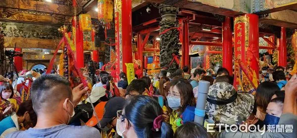 ▲大甲媽今晚起駕！百萬信眾動起來，人潮擠爆鎮瀾宮。（圖／記者白珈陽攝）