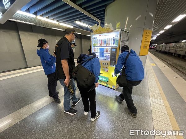 ▲▼基隆火車站接獲「放炸彈恐嚇信」，警方展開地毯式安全檢查。（圖／記者郭世賢翻攝）